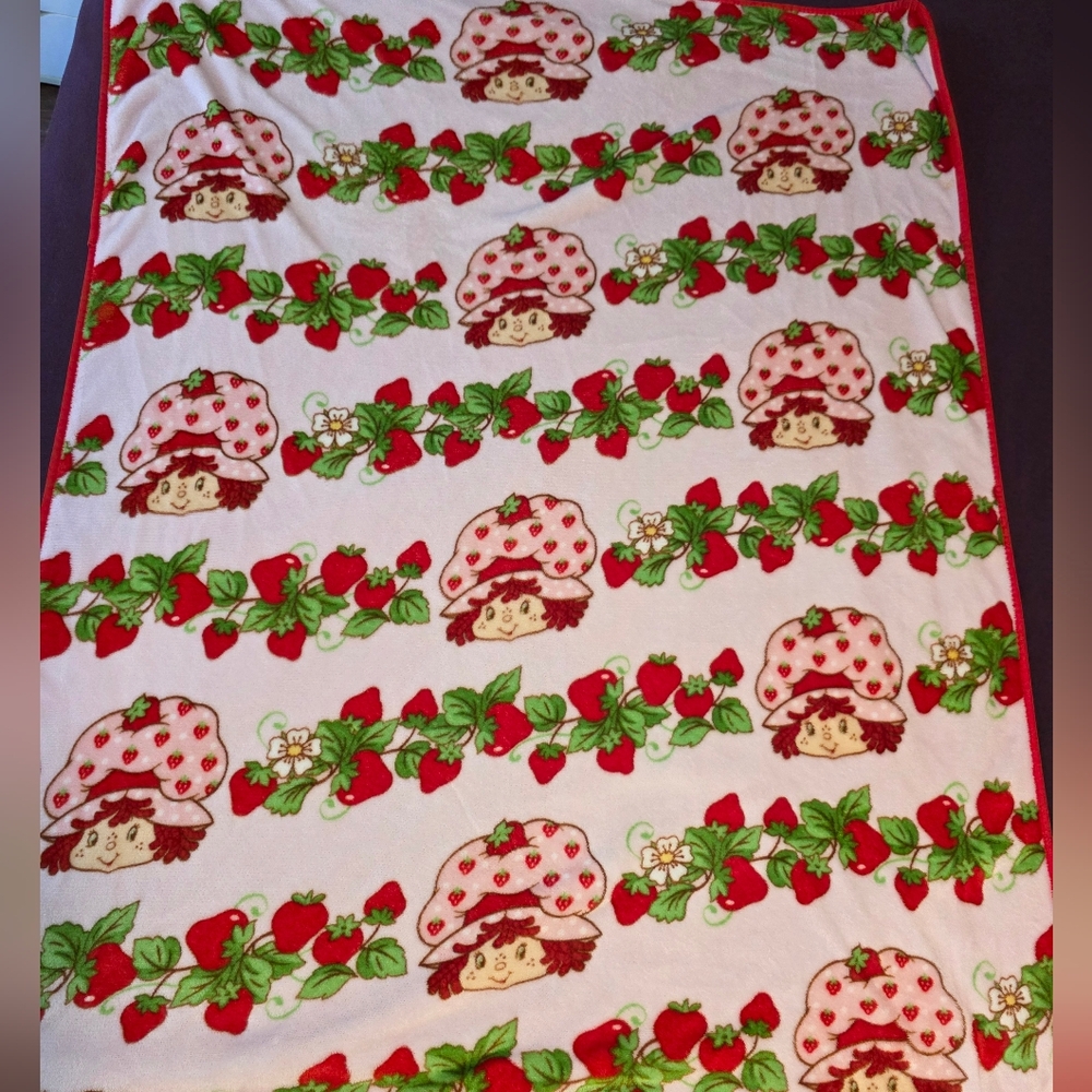 Pink Strawberry Shortcake Fleece All Over Print Blanket NWT 40 X 50 INCH